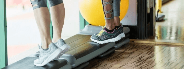 women doing calf raises in the gym